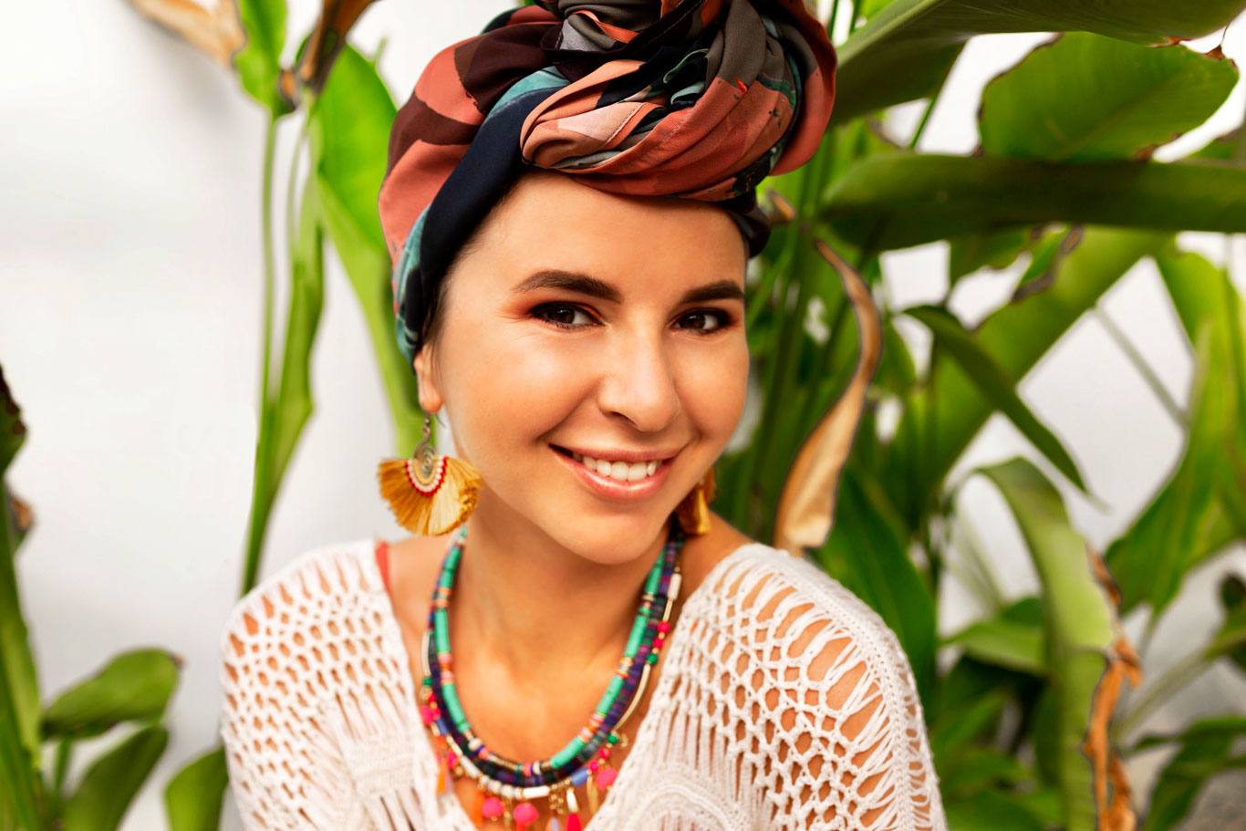 fille souriante avec des bijoux ethnique colorés