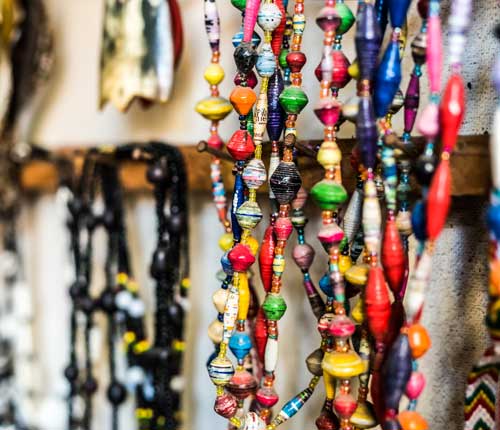 perles colorés en plastique recyclé provenant d'Afrique