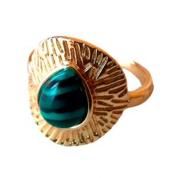 bague dorée avec pierre malachite entourée de forme ovale