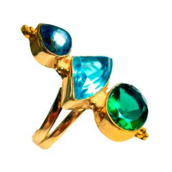 Bague ethnique moderne en métal doré avec trois pierres bleus et verts