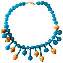 Collier bleu en forme de soleil, constitué de perles en verre recyclé originaires de Ghana, orné de perles en bronze dorée