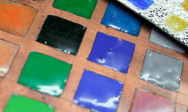 plaque d'échantillons de l'émail coloré