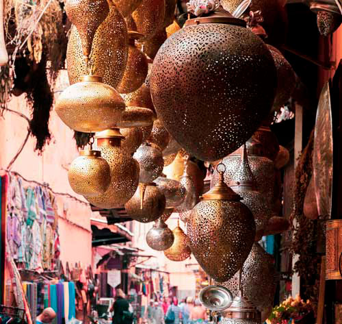 marché marocain avec des lampes en cuivre ajourées