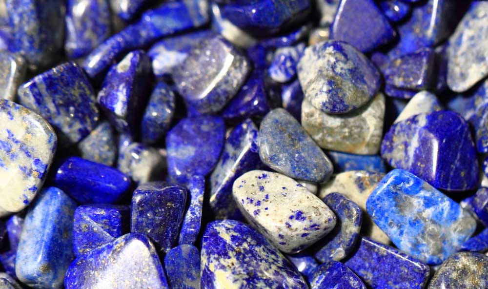 Lapis lazuli avec sa couleur de bleue intense