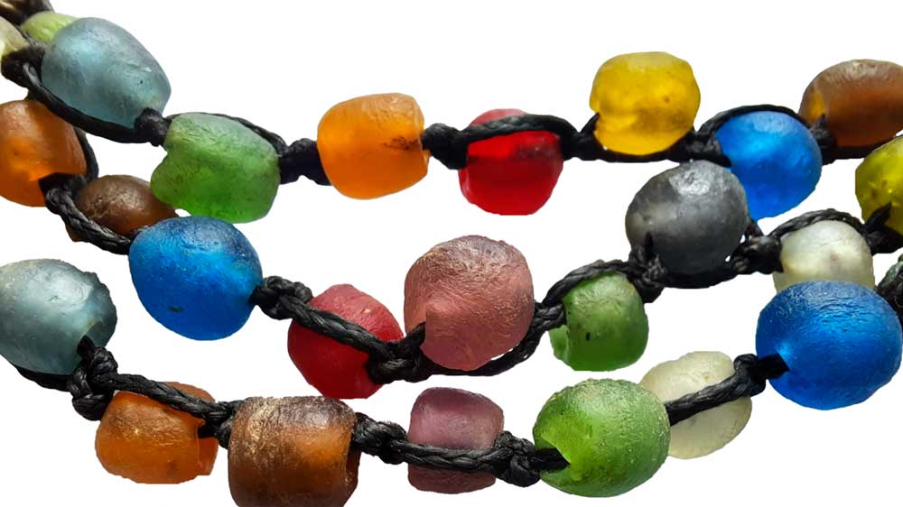collier de perles en verre recyclés colorés